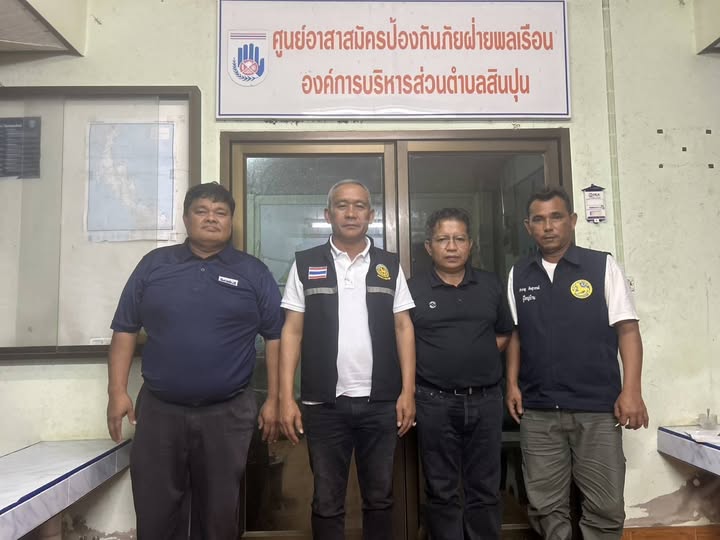 คืนวันที่ 25 พฤศจิกายน 2568 นายภาคภูมิ ติณพันธ์ นายก อบต.สินปุน ได้ร่วมกับทีมเฝ้าระวังช่วยเหลือประชาชนผู้ประสบภัยน้ำท่วม ณ ศูนย์อำนวยการ ประสานงาน ช่วยเหลือผู้ประสบอุทุกภัยตำบลสินปุน