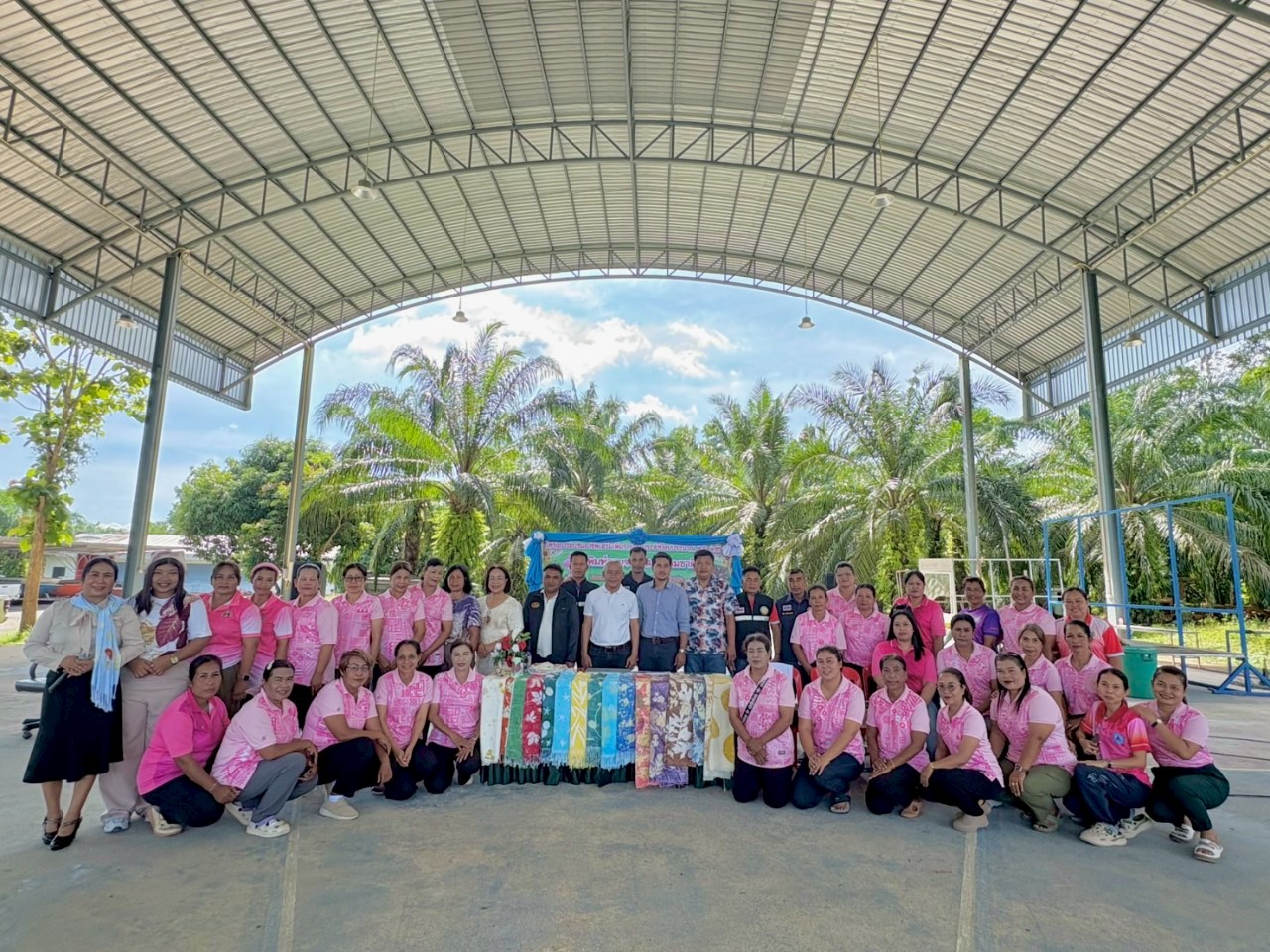 โครงการอบรมอาชีพเสริมเพิ่มรายได้ "ผ้าพิมพ์ลายจากวัสดุธรรมชาติ" วันที่ 8 พฤษภาคม 2568 ณ  อาคารอเนกประสงค์องค์การบริหารส่วนตำบลสินปุน